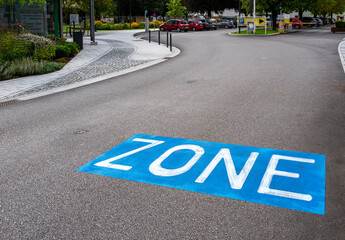 Obraz premium Verkehrsberuhigte Zone in der Ortschaft Reutte, Tirol, Österreich