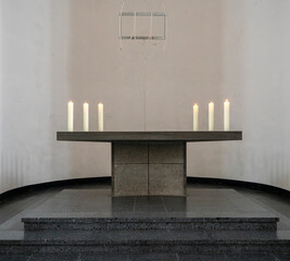 Sankt Matthäus Kirche, moderner Altar mit brennenden Kerzen