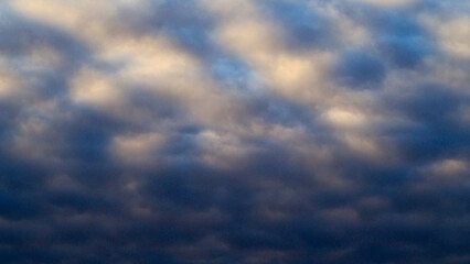 Ciel pommelé de stratocumulus, après le passage d'une perturbation atlantique