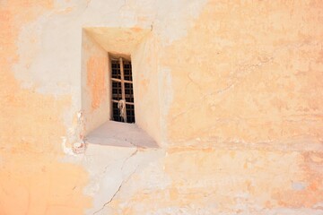 Diferentes ventanas en antiguas fachadas de un pueblo medieval