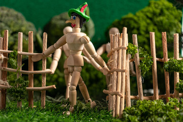 Obraz premium Articulated wooden dolls that simulate walking in a miniature world