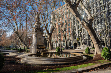 Fototapeta premium park in autum with hero statue in madrid spain europe