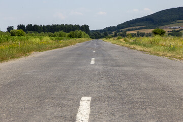 leere strasse auf dem lande