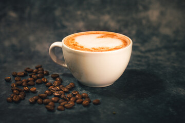 TAZA DE CAPUCCINO CON GRANOS DE CAFE DE FONDO