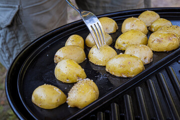 Grillkartoffeln auf einer Grillplatte