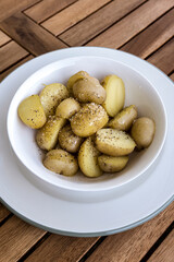 kleine Pellkartoffeln in einer Schale