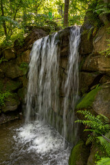 Fototapeta na wymiar Kleiner Wasserfall im Garten von Schloss Trauttmansdorff, Südtirol