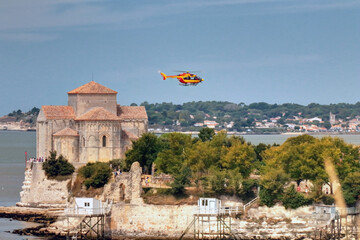 Hélicoptère de la sécurité civile au dessus de Talmont sur Gironde en Charente-Maritime France