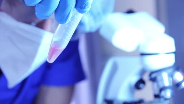  scienziato osserva provetta, campione di analisi, scienza futuristica