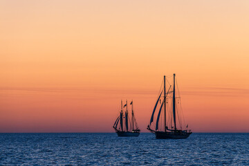 Segelschiffe im Sonnenuntergang auf der Hanse Sail in Rostock