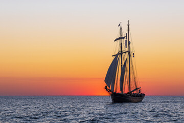 Fototapeta na wymiar Segelschiff im Sonnenuntergang auf der Hanse Sail in Rostock