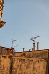 Obraz premium antenas and chimney on the old house roof