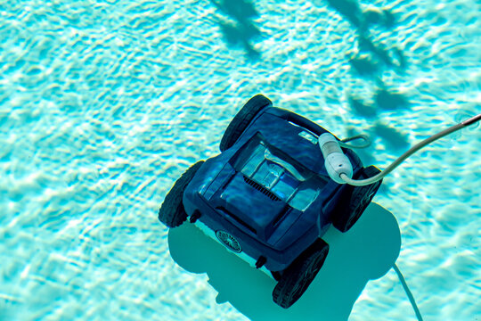 Ein Poolroboter macht seine Arbeit und reinigt den Pool.
