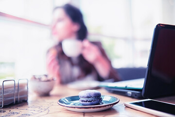 Fototapeta premium Girl eating coffee cakes