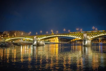 Zelfklevend Fotobehang Margit Bridge, Danube river at night Hungarian Parliament Building, Országházin Budapest, Hungary © Mustard Assets