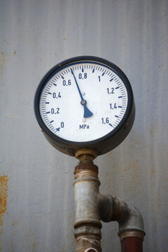 Urządzenie mechaniczne z wskaźnikiem zegarowym ze wskaz&oacute;wką. Miernik. 