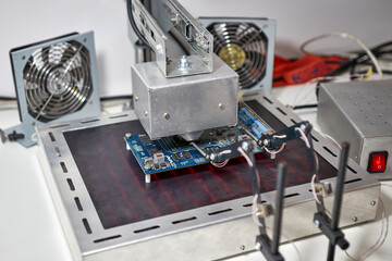 When repairing the motherboard, the chip is unsoldered. Repair and maintenance of computers.