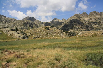 Fototapeta na wymiar Visión de las montañas del Pirineo