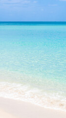 Fototapeta na wymiar la playa una tarde verano con aguas cristalinas, turquesas en tamaño historia para redes sociales