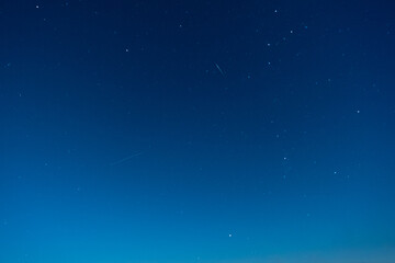 Fototapeta na wymiar Double étoiles filantes des perséides dans un ciel étoilé.