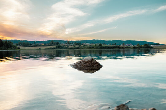 Rocher au milieu du Lac - Jour © Maxime