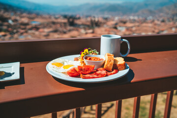 desayuno en ciudad y montañas 