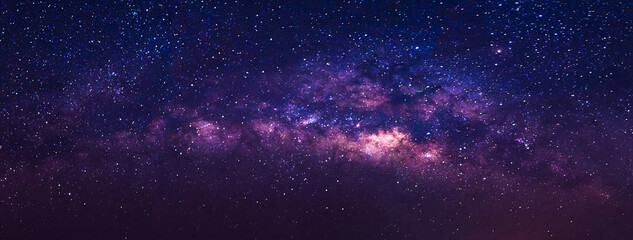 Panoramaansicht Universum Weltraumaufnahme der Milchstraße mit Sternen auf einem nächtlichen Himmelshintergrund.