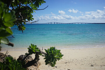 沖縄県宮古島の離島伊良部島の観光スポット 伊良部大橋と青い海のビーチ 日本の絶景