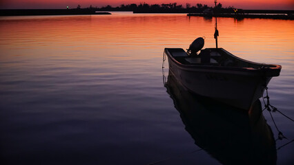 夕焼けに赤く染まる久松漁港とボート 沖縄県の離島宮古島
