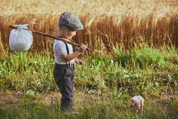 The little traveler met a piglet in the field. 