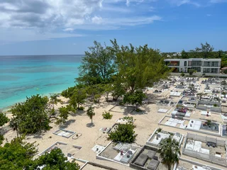Foto op Plexiglas Seven Mile Beach, Grand Cayman Een luchtfoto van Cemetery Beach op Seven Mile Beach op Grand Cayman Island.