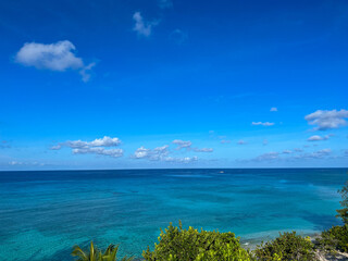 Une vue aérienne de Cemetery Beach sur Seven Mile Beach à Grand Cayman Island.