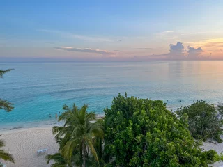 Photo sur Plexiglas Plage de Seven Mile, Grand Cayman Une vue aérienne de Cemetery Beach sur Seven Mile Beach à Grand Cayman Island avec un beau coucher de soleil.