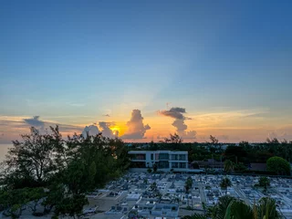 Crédence de cuisine en verre imprimé Plage de Seven Mile, Grand Cayman An aerial view of Cemetery Beach on Seven Mile Beach in Grand Cayman Island with a beautiful sunset.