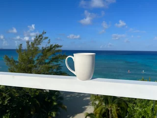 Crédence de cuisine en verre imprimé Plage de Seven Mile, Grand Cayman Une tasse de café avec une vue aérienne de Cemetery Beach sur Seven Mile Beach à Grand Cayman Island par une belle journée ensoleillée.