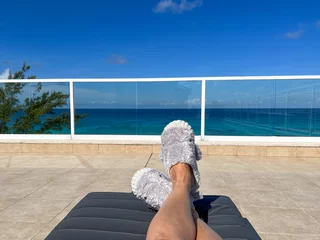 Photo sur Aluminium brossé Plage de Seven Mile, Grand Cayman Une vue aérienne de Cemetery Beach sur Seven Mile Beach à Grand Cayman Island par une belle journée ensoleillée avec des chaussons de baleine.