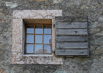 antica finestrella nel castello di Pergine in Valsugana, Trento