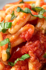 Deliziosi cavatelli con salsa di pomodoro, cibo italiano 
