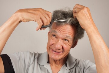 Man trying to cut his hair