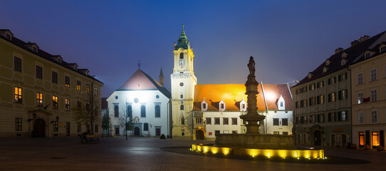 Fototapeta na wymiar Night view of buildings and fountain on Main Square in Bratislava historic city center