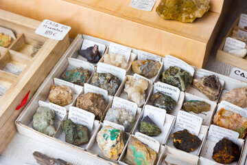 Counter with various semi-precious and ornamental stones. Names of stones in Spanish. Salamanca....