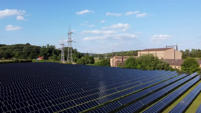 Solarpark, Solarkraftwert bei Suppingen, Schw&auml;bische Alb - Luftaufnahme mit Drone