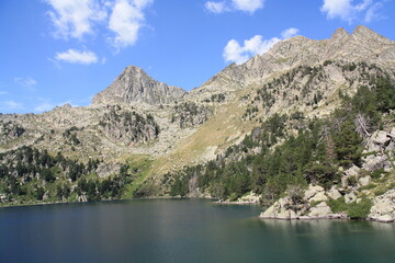 Lago glaciar en las montañas del Pirineo