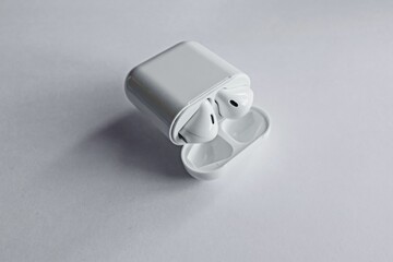 Personal bluetooth wireless earbuds