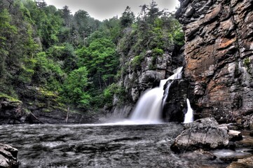 Linville Falls in Pisgah National Forest surrounded by rocks and vegetation - obrazy, fototapety, plakaty