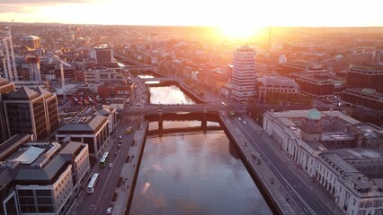 Obraz premium Breathtaking aerial view of the Dublin cityscape with lovely buildings and a river