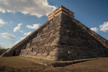 Fototapeta na wymiar Chichen Itza Pyramid, Yucatan, Mexico