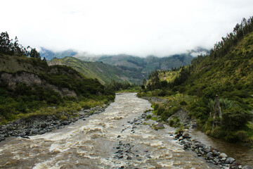 Río de Tungurahua - Ecuador con montañas alrededor