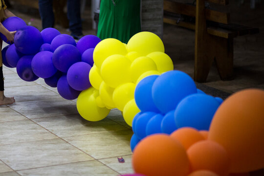 Enfeite de balões coloridos na festa de Aniversario 