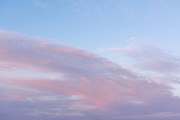 Ciel.  Trainées de nuages orangés et violets juste après le coucher du soleil.